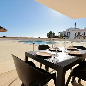 olhos-de-gua-1br-with-pool-ac-and-free-parking.hotelaalgarve.com/